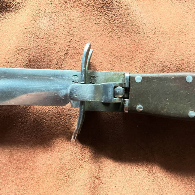 BAYONET, FOLDING MILITARY PARATROOPER KNIFE 1936-1945 - WITHOUT SHEATH - MILITARY SURPLUS FROM ROMANIAN ARMY - AS NEW