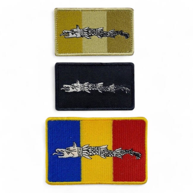 Ecuson Lupul Dacic cu aplicare Velcro (cu scai) - 7,5x4,5 cm - brodat pe suport tricolor cu contur maro