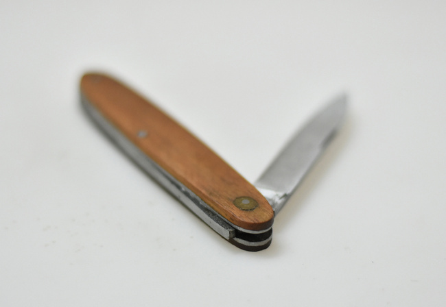 POCKET KNIFE WITH WOODEN HANDLE - MILITARY SURPLUS ROMANIAN ARMY