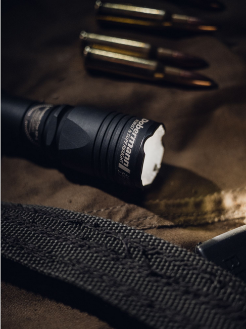 Armytek Dobermann XP-L HI fehér taktikai zseblámpa  