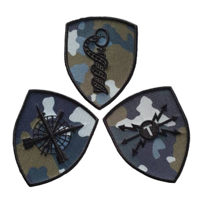 EMBLEMA SEMN DE ARMA MANECA SCUT - INFORMATII PENTRU APARARE - BRODATA PE SUPORT COMBAT CAMUFLAJ FORTE AERIENE CU FIR NEGRU