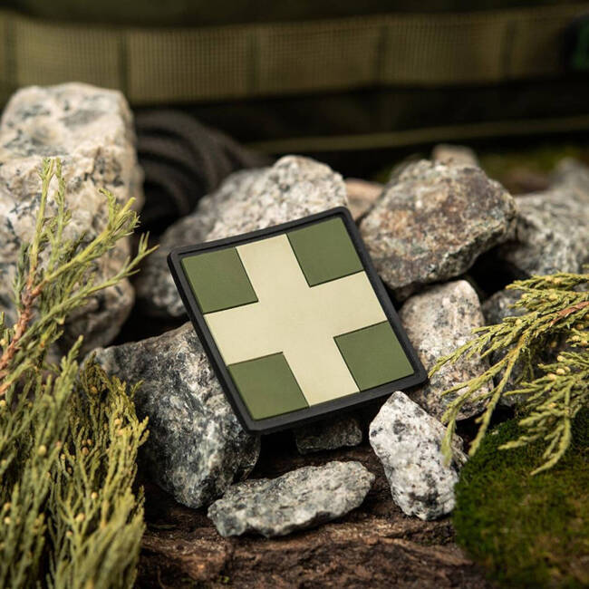 MEDIC CROSS NÉGYZET ALAKÚ PVC JELVÉNY -  OLÍVA - M-TAC